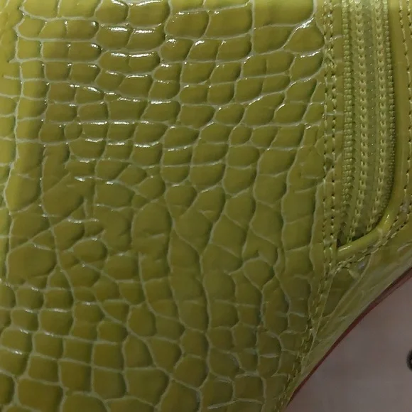 Some really cool..boots - Picture 7 of 9